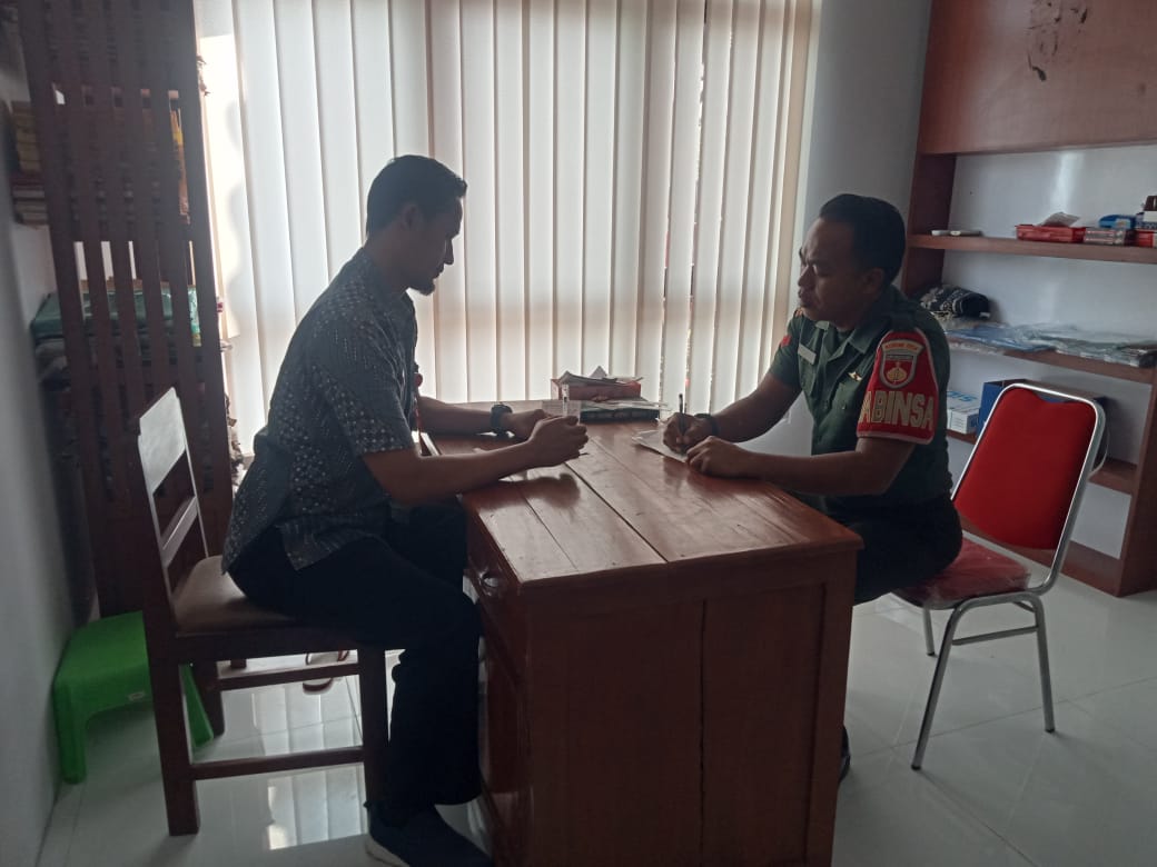 Babinsa Laksanakan Komsos dengan Ketua RT sebagai Mitra di Lapangan