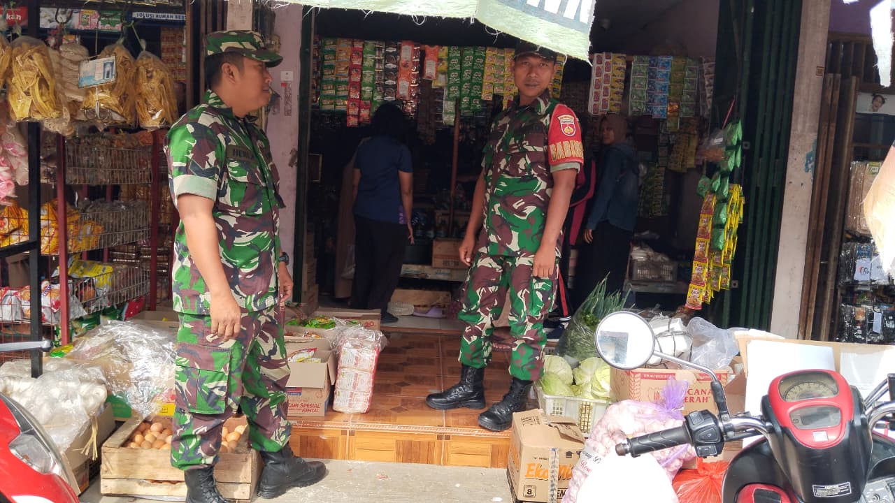 Babinsa Pantau Ketersediaan Sembako Cegah Kelangkaan