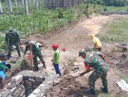 Babinsa dan Warga Bantu Bangun Talud Pinggiran Jalan, Hindari Longsor di Musim Hujan