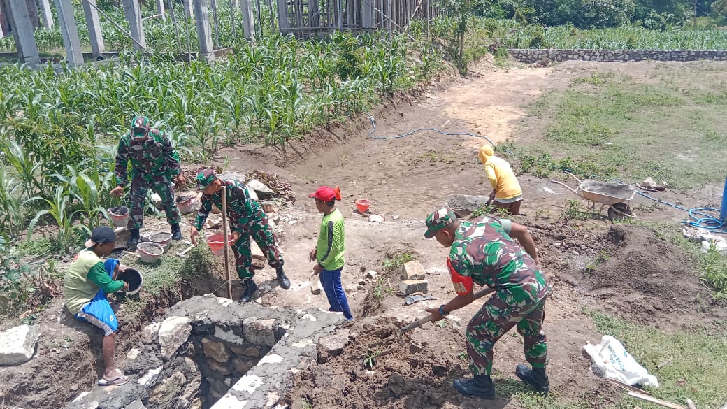 Babinsa dan Warga Bantu Bangun Talud Pinggiran Jalan, Hindari Longsor di Musim Hujan