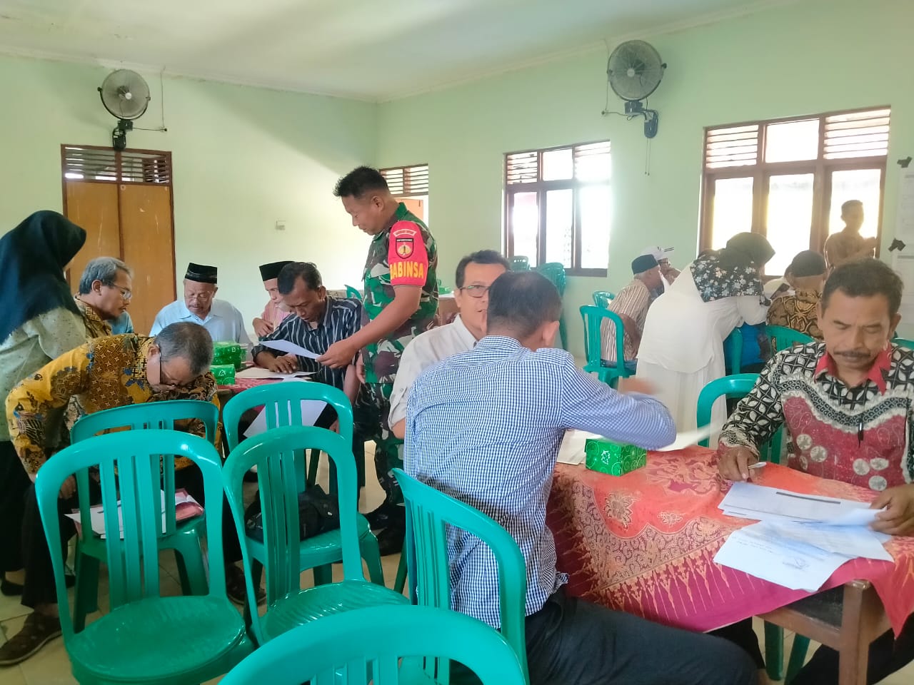 Babinsa Datangi Ketua RT, Validasi Data Warga Kurang Mampu Demi Penyaluran Bantuan Tepat Sasaran