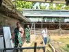 Babinsa  Aktif Cek Kesehatan Ayam Petelur, Dukung Perekonomian Desa