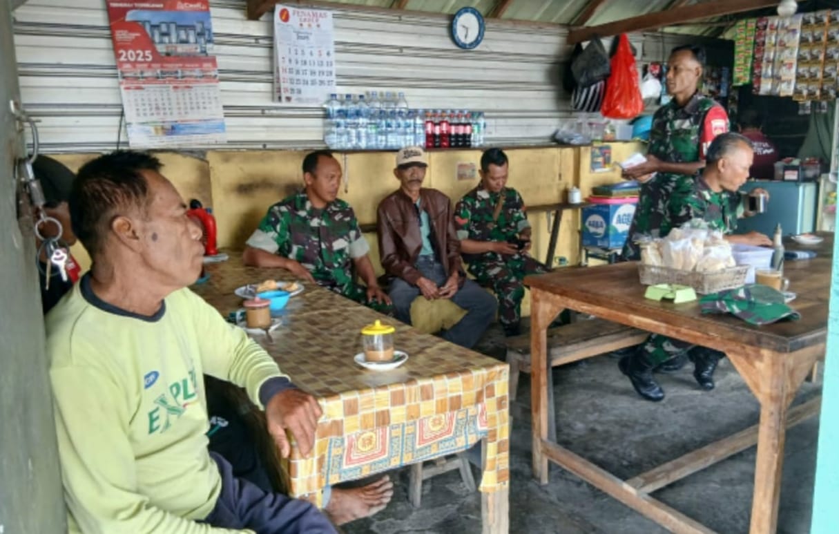 Babinsa Imbau Warga Jaga Kesehatan di Tengah Musim Penghujan