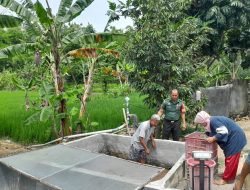 ​Babinsa Komsos dengan Peternak Ikan, Pantau Perkembangan