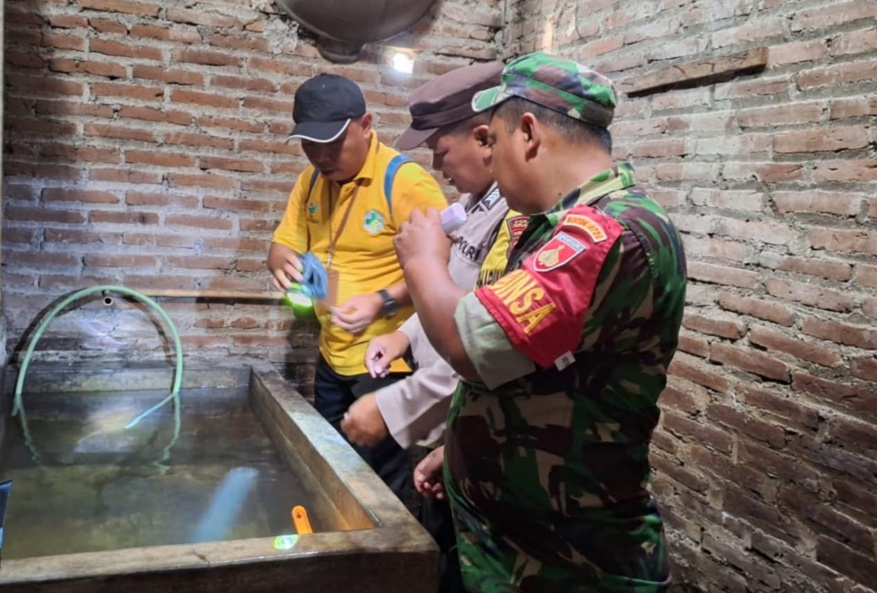 Kerjasama Babinsa dan Jumantik Gelar Pemeriksaan Jentik Nyamuk di Tampungan Warga, Cegah Penyebaran Penyakit