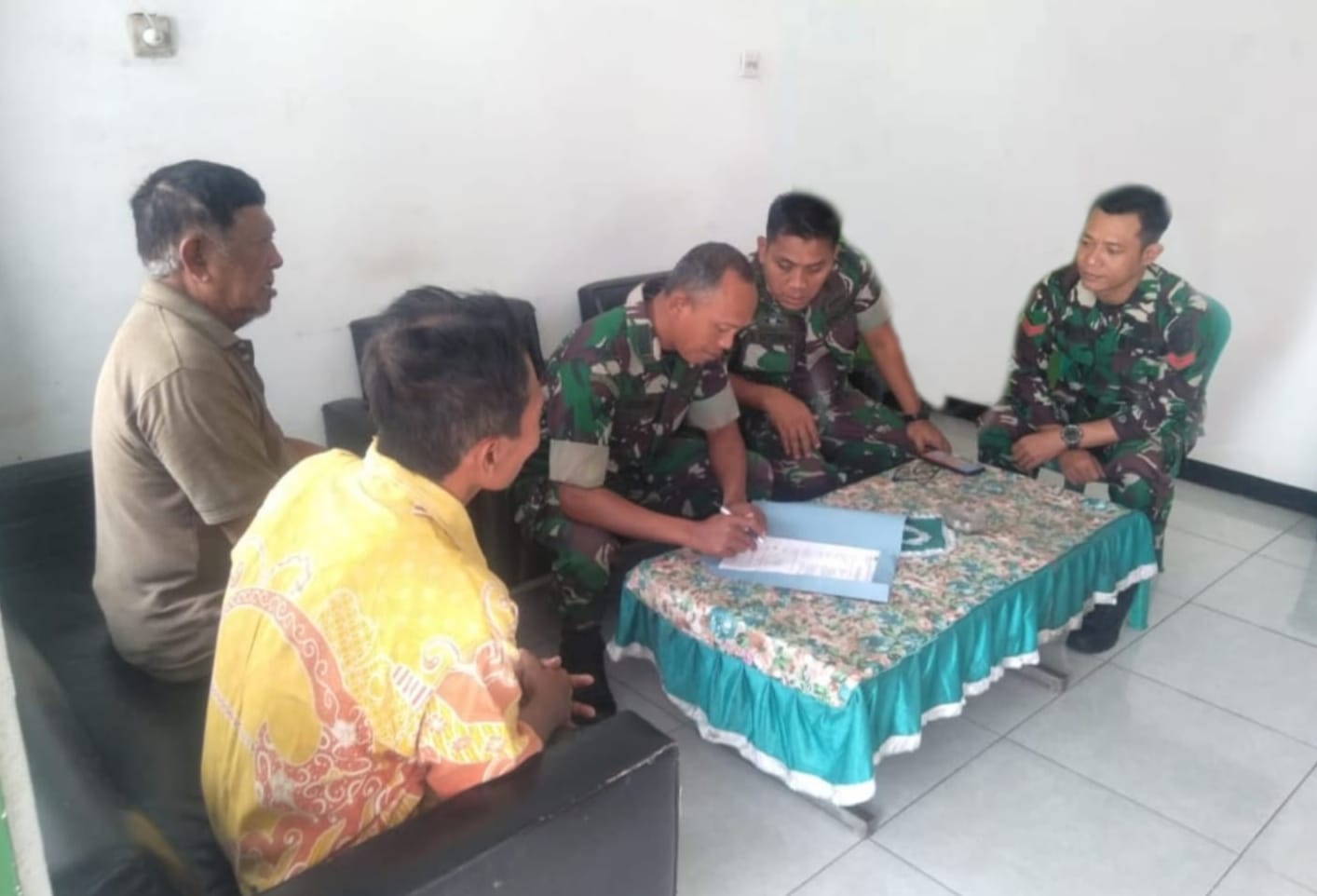 Babinsa Membaur Dengan Warga Sebagai Landasan Kepercayaan