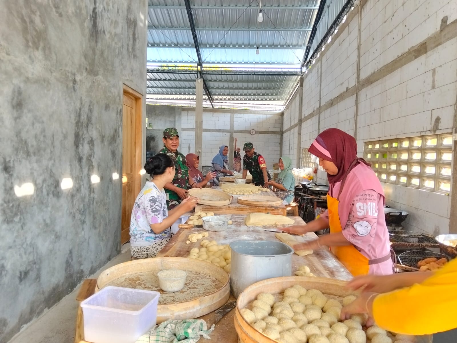 Babinsa Turun Lapangan Data UMKM Produksi Roti, Ingatkan Pentingnya Menjaga Kualitas Rasa Demi Loyalitas Pelanggan