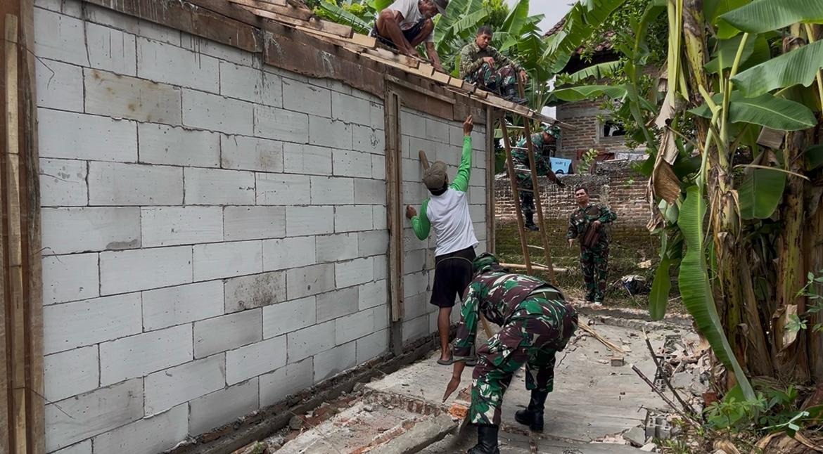 Selalu Ada Bersama Rakyat, Serka Bambang Bantu Renovasi Rumah Warga
