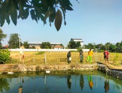 Babinsa Ikut Memberi Pakan Ikan Lele dan Berikan Motivasi