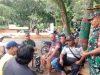 Babinsa Imbau Pedagang di Taman Jaga Kebersihan Lingkungan