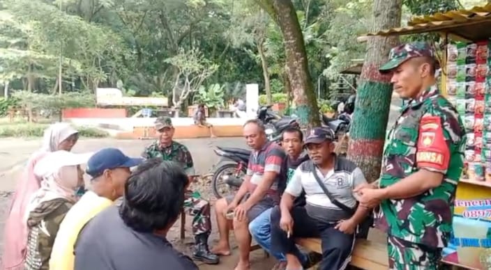 Babinsa Imbau Pedagang di Taman Jaga Kebersihan Lingkungan