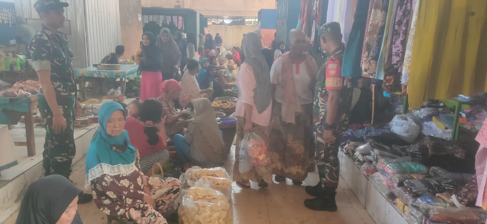 Aksi Nyata Babinsa Slendro di Pasar: Harga Stabil, Warga Tenang