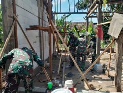 Babinsa Tetap Berkomitmen Selalu Hadir Bantu Bangun Rumah Warga yang Membutuhkan