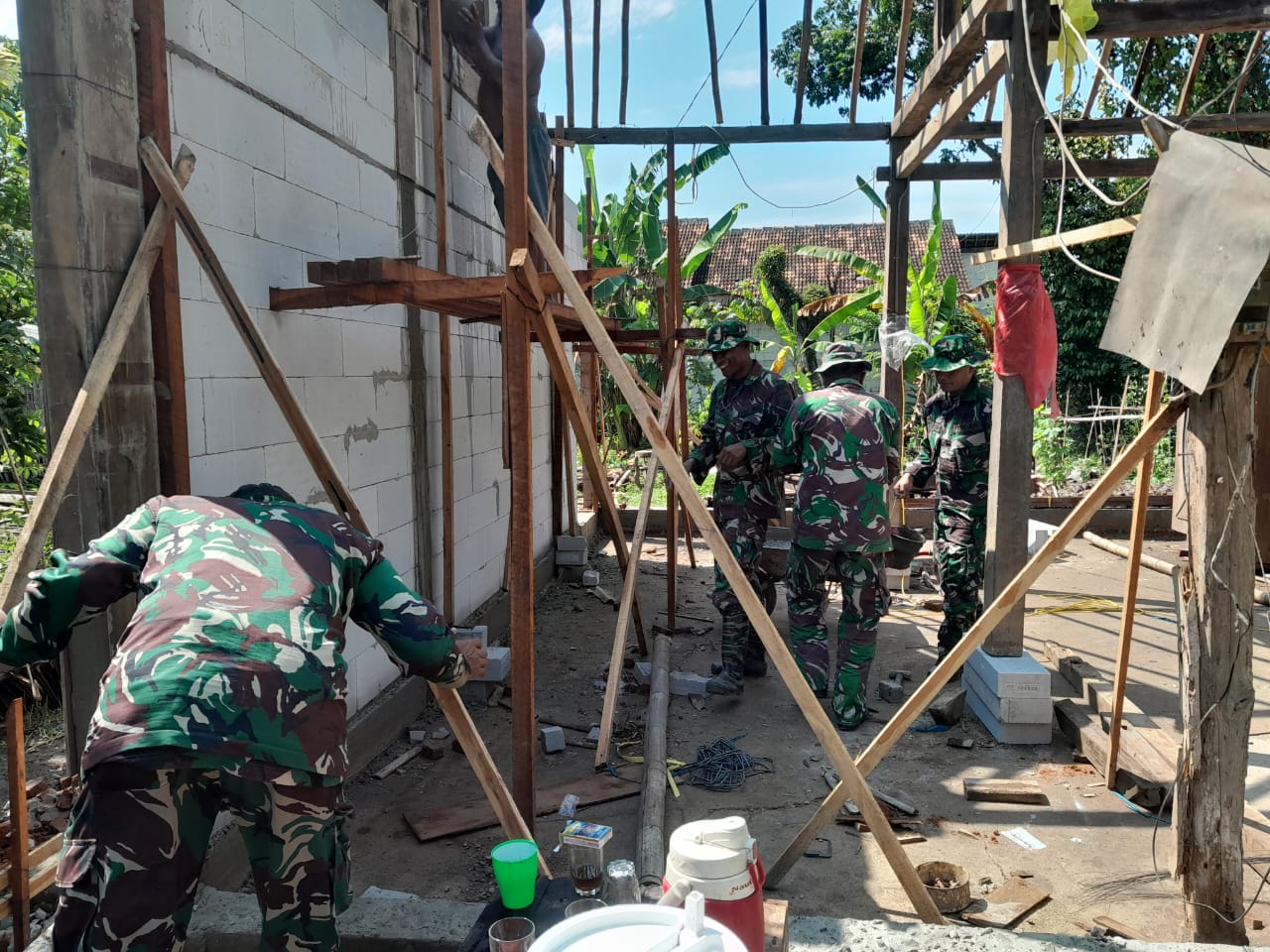 Babinsa Tetap Berkomitmen Selalu Hadir Bantu Bangun Rumah Warga yang Membutuhkan