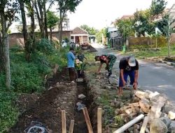 Babinsa Budayakan Kerja Bakti, Bersama Warga Bangun Talud Jalan Agar Aliran Air Lancar