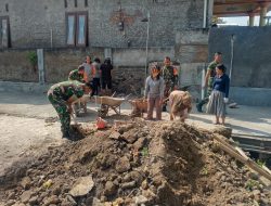 Babinsa Bantu Pembereman Jalan, Wujud Kepedulian terhadap Keselamatan dan Kenyamanan Warga