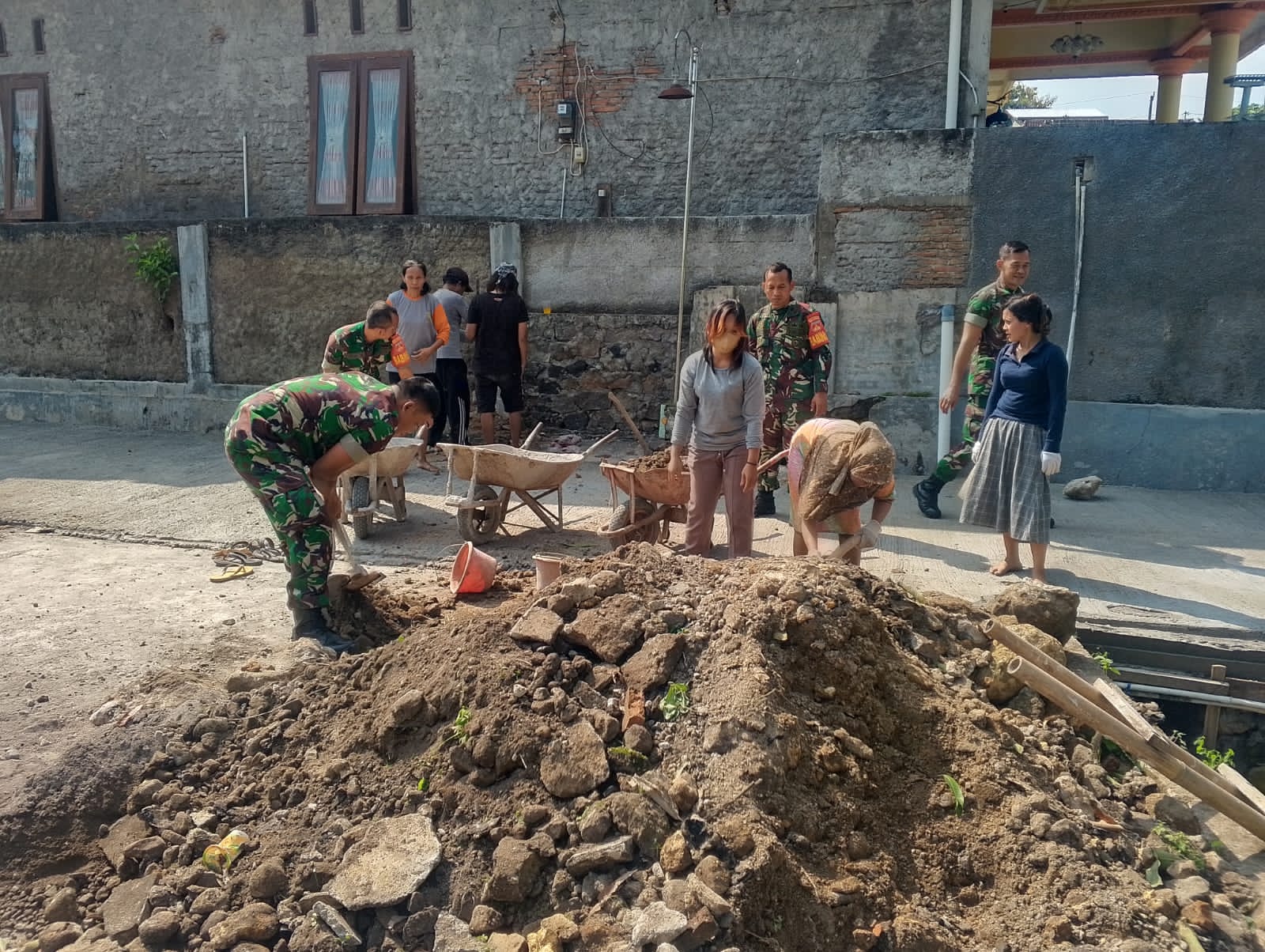 Babinsa Bantu Pembereman Jalan, Wujud Kepedulian terhadap Keselamatan dan Kenyamanan Warga