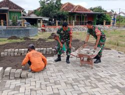 Babinsa Bersama Warga Kerja Bakti Pemasangan Paving Lapangan Desa