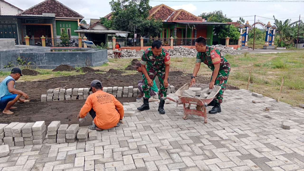 Babinsa Bersama Warga Kerja Bakti Pemasangan Paving Lapangan Desa