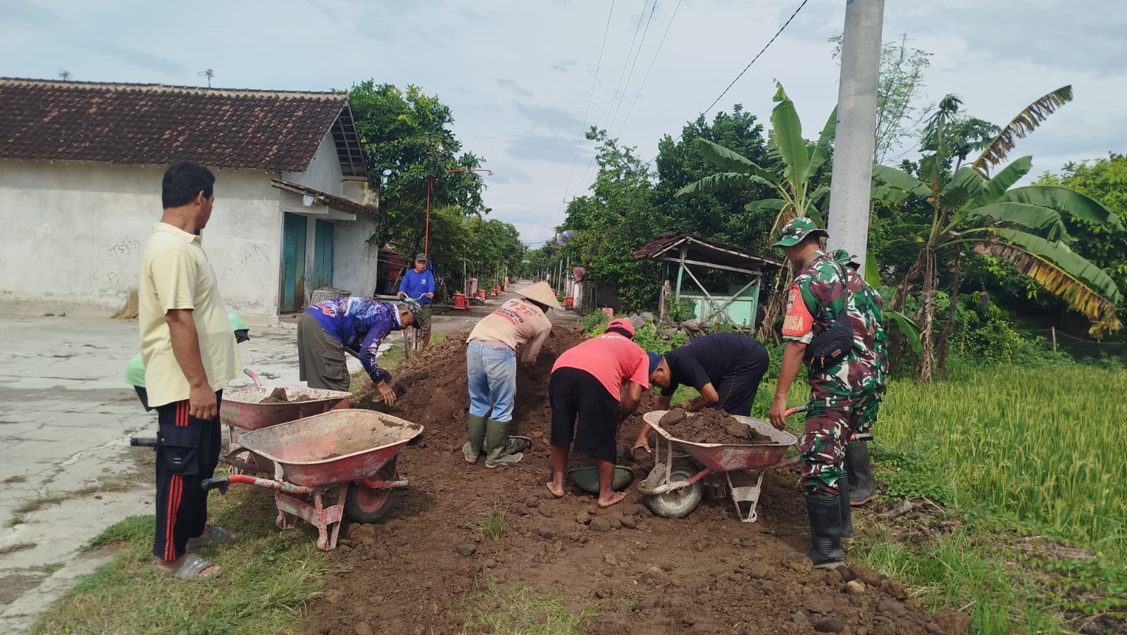 Pasca Hujan, Babinsa Sigap Bantu Uruk Jalan Sawah yang Rusak