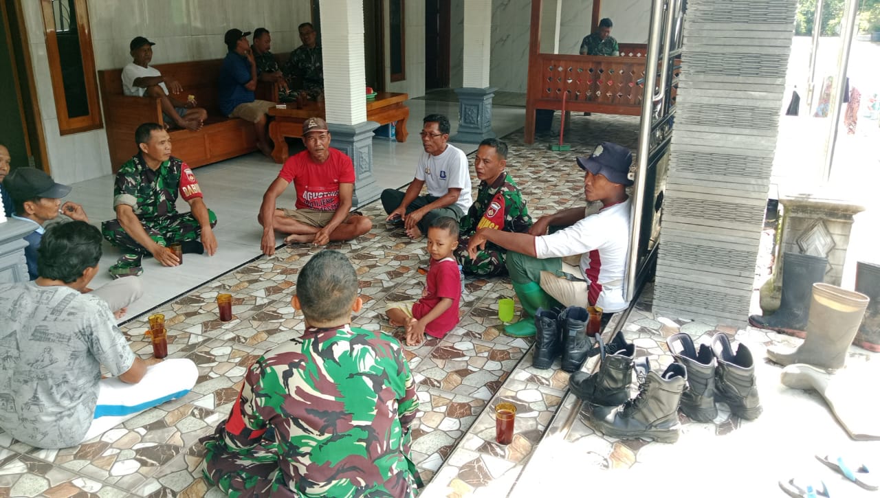 Babinsa Berikan Himbauan di Musim Penghujan, Warga Diminta Tidak Buang Sampah Sembarangan