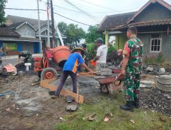 Babinsa Giatkan Gotong Royong Dalam Membangun Rumah Warga