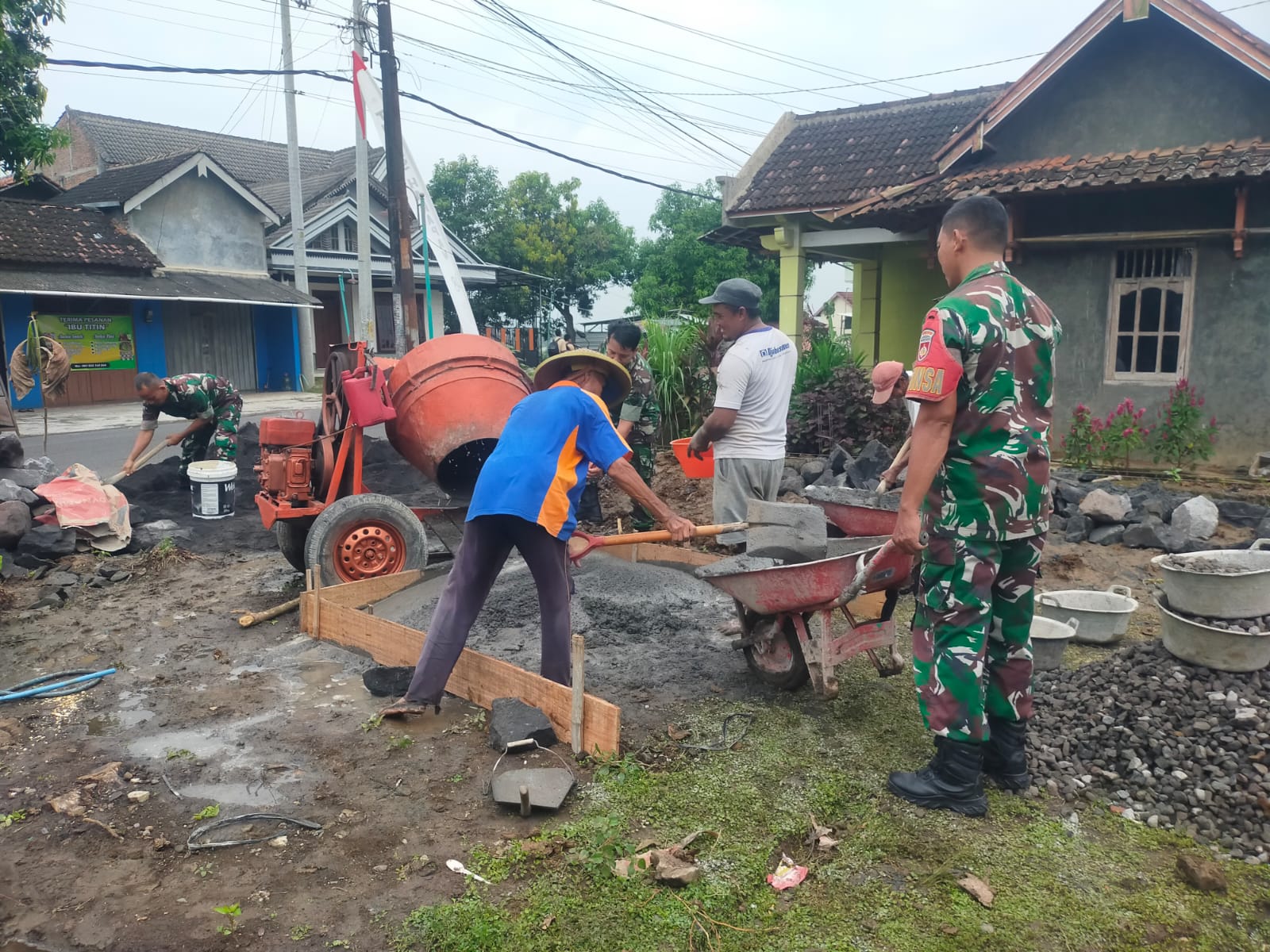 Babinsa Giatkan Gotong Royong Dalam Membangun Rumah Warga