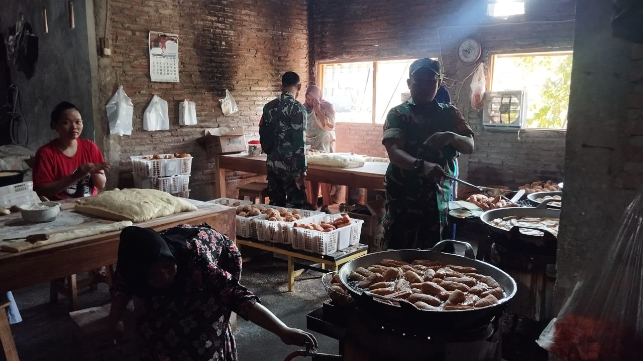 Babinsa Sosialisasikan Pentingnya Menjaga Kualitas Makanan kepada Pelaku UMKM Pembuatan Roti