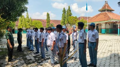 Surasno Berikan Pelatihan Tata Upacara Sekolah untuk Mendidik Siswa Surasno Berikan Pelatihan Tata Upacara Sekolah untuk Mendidik Siswa