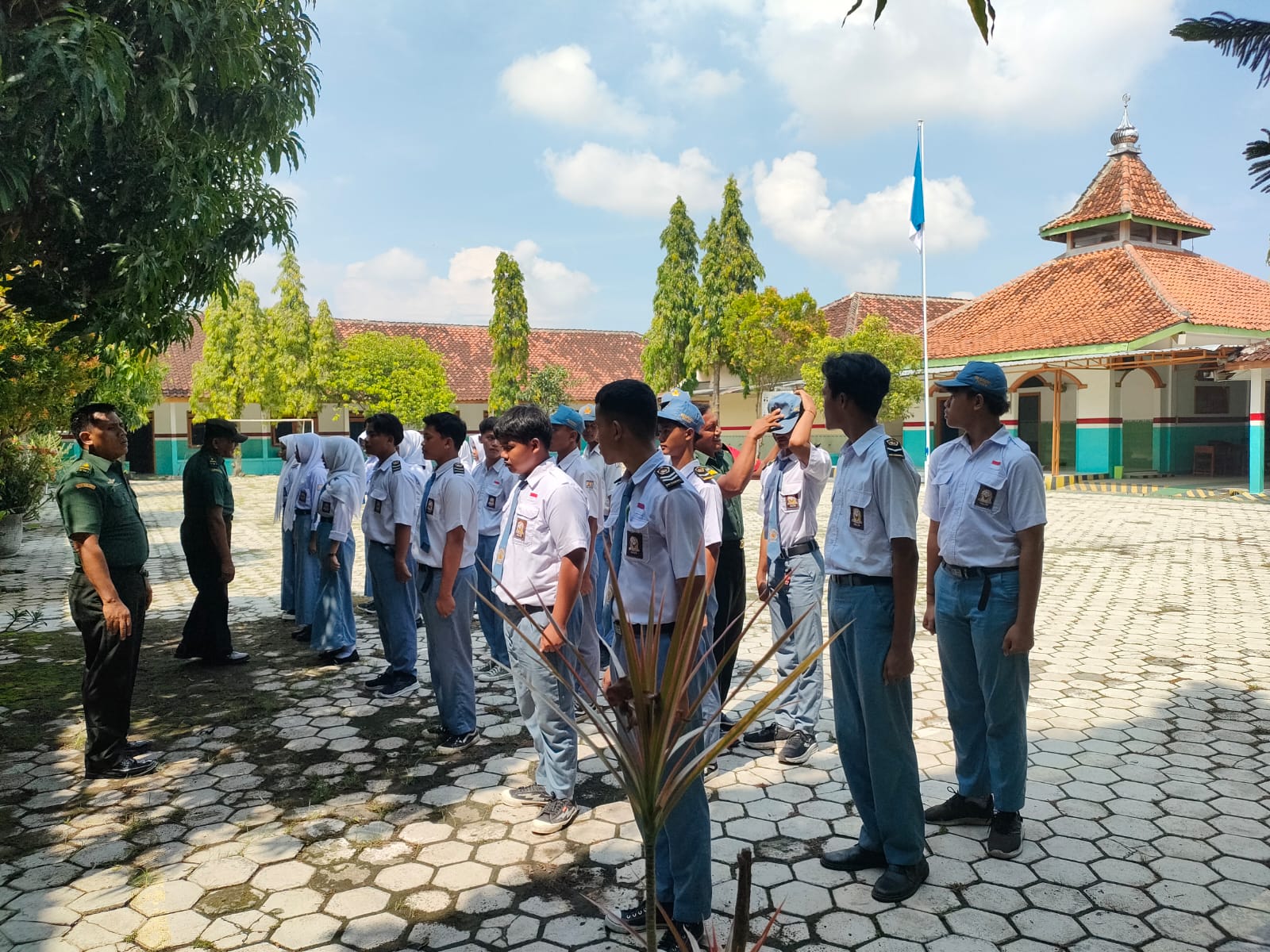 Surasno Berikan Pelatihan Tata Upacara Sekolah untuk Mendidik Siswa