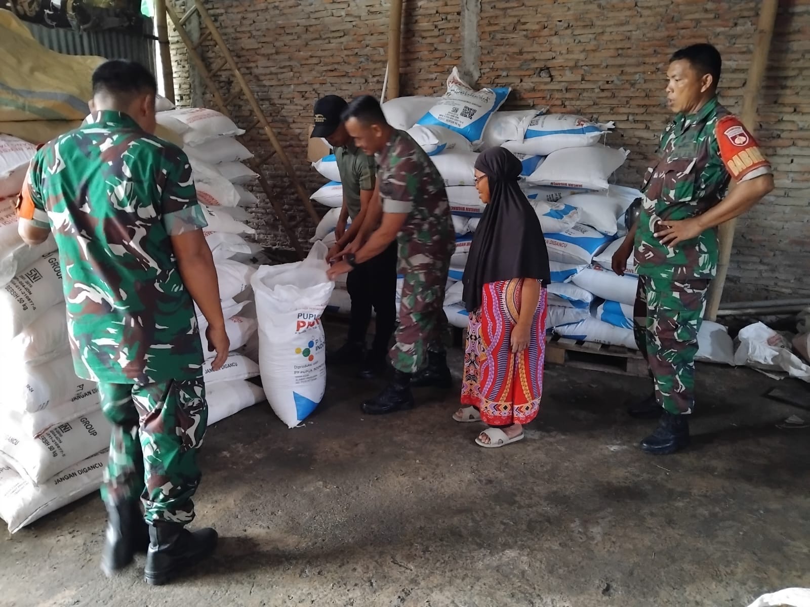 Babinsa Pastikan Harga Pupuk Tetap Terjangkau Sesuai HET