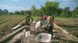 Babinsa Bersama Warga Kerja Bakti Pembangunan Talud Irigasi, Tumbuhkan Semangat Gotong Royong