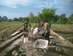 Babinsa Bersama Warga Kerja Bakti Pembangunan Talud Irigasi, Tumbuhkan Semangat Gotong Royong