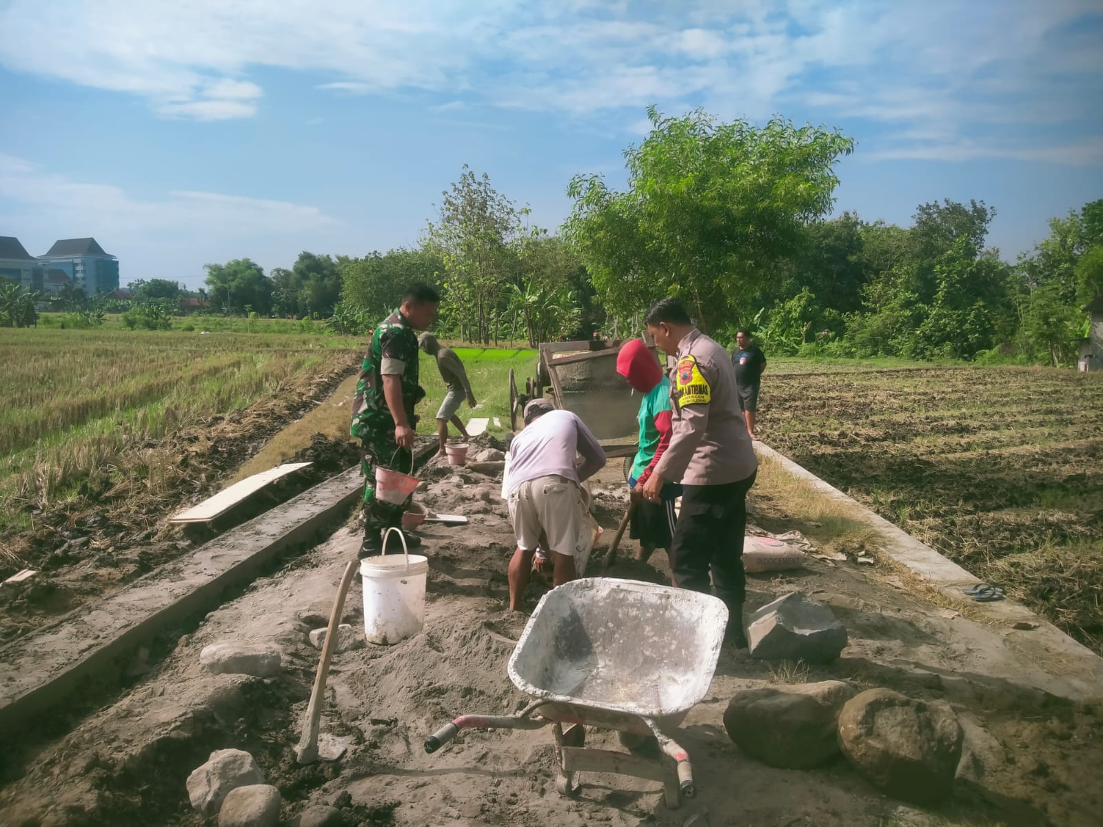 Babinsa Bersama Warga Kerja Bakti Pembangunan Talud Irigasi, Tumbuhkan Semangat Gotong Royong