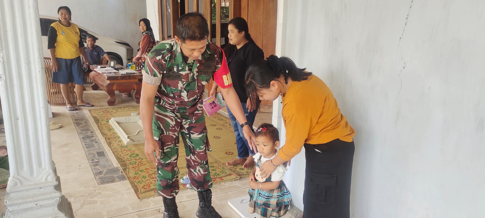 Babinsa Hadir di Posyandu, Tunjukkan Kedekatan dengan Balita dan Warga