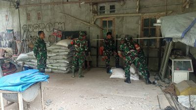 Antisipasi Kelangkaan, Danramil dan Babinsa Lakukan Pengecekan Stok Pupuk