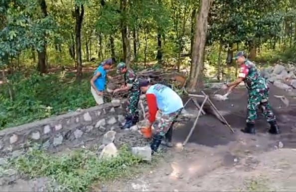 Babinsa Ikut Membangun Talud Jalan Kampung, Utamakan Semangat Gotong Royong