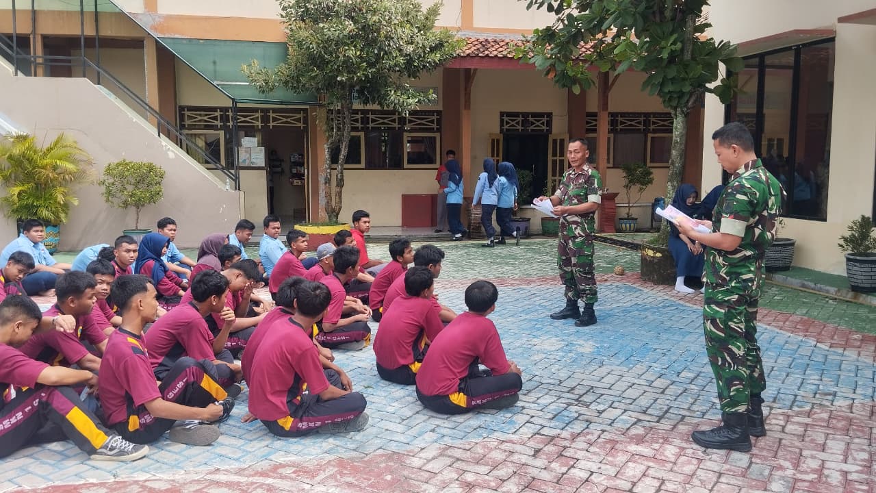 Babinsa Laksanakan Pembinaan Karakter Siswa di SMK Gesi