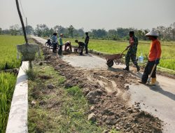Babinsa Lakukan Pembereman Jalan Penghubung Antar Dukuh