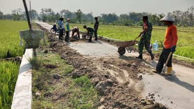Babinsa Lakukan Pembereman Jalan Penghubung Antar Dukuh Babinsa Lakukan Pembereman Jalan Penghubung Antar Dukuh