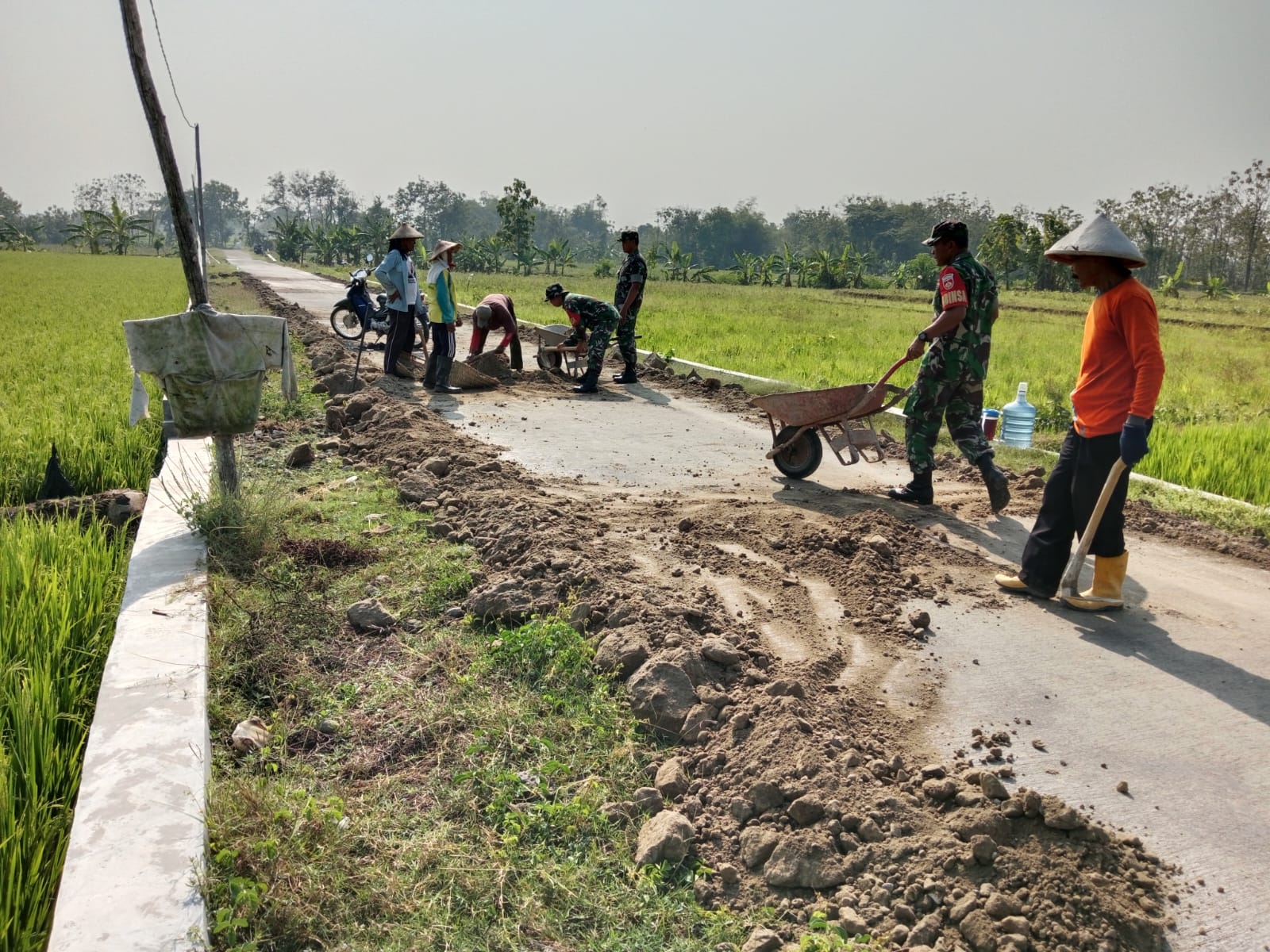 Babinsa Lakukan Pembereman Jalan Penghubung Antar Dukuh