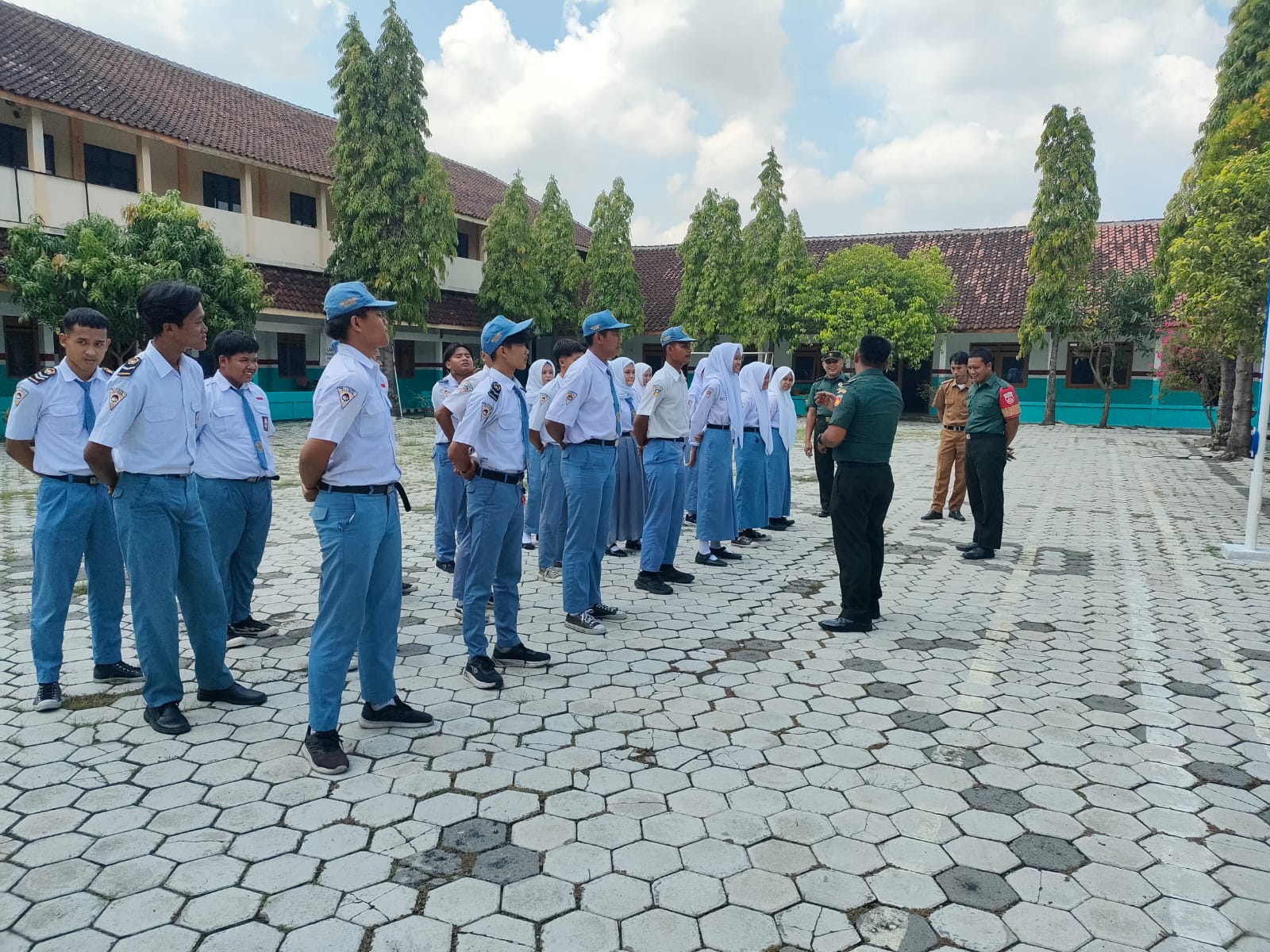Babinsa Berikan Pelatihan Tata Upacara Sekolah