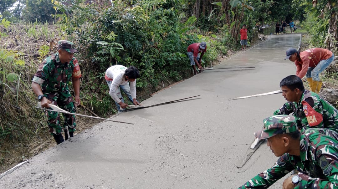 Babinsa Bantu Pengecoran Jalan Yang Merupakan Akses Utama Desa