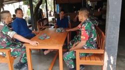 Babinsa Bersama Warga Lakukan Pencocokan Data Demografi