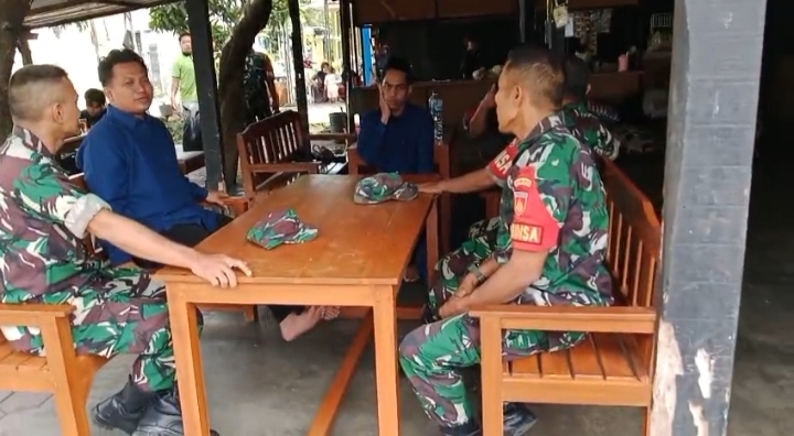 Babinsa Bersama Warga Lakukan Pencocokan Data Demografi