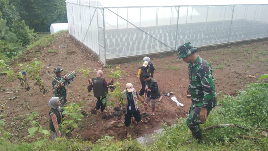 Ciptakan Lingkungan Hijau, Babinsa Bersama Mahasiswa KKN UNS Lakukan Penanaman Pohon