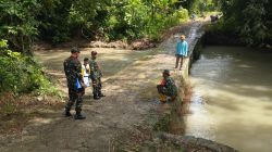 Babinsa Lakukan Pengecekan dan Pengukuran Jembatan Rawan Saat Musim Hujan Babinsa Lakukan Pengecekan dan Pengukuran Jembatan Rawan Saat Musim Hujan