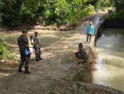 Babinsa Lakukan Pengecekan dan Pengukuran Jembatan Rawan Saat Musim Hujan
