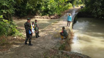 Babinsa Lakukan Pengecekan dan Pengukuran Jembatan Rawan Saat Musim Hujan Babinsa Lakukan Pengecekan dan Pengukuran Jembatan Rawan Saat Musim Hujan