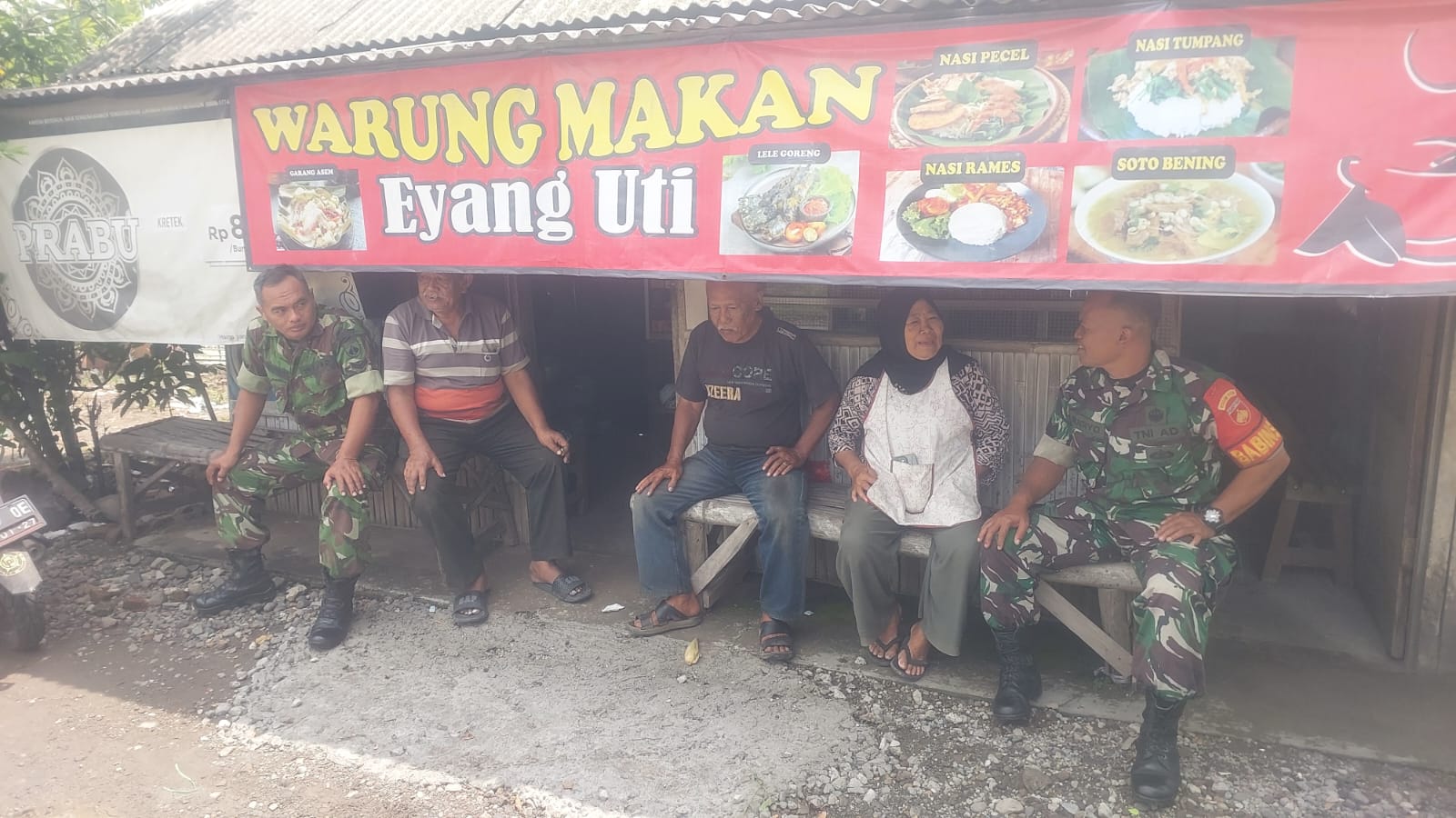 Babinsa Laksanakan Komsos, Imbau Warga Jaga Keamanan dan Kebersihan Lingkungan